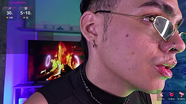 Snapshot of NicoKinggs_ chatting on March 27, 1:44 pm NicoKinggs online show from March 27, 1:44 pm