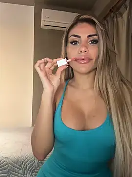 Snapshot of JulietaAzul chatting on April 5, 5:37 am JulietaAzul online show from April 5, 5:37 am