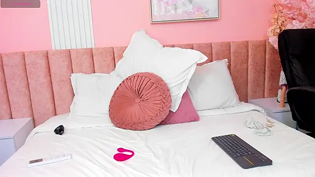 Snapshot of Skarlet_Kiss chatting on April 16, 9:39 pm Skarlet Kiss online show from April 16, 9:39 pm