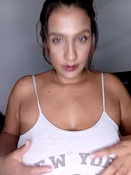 Snapshot of douce_9 chatting on March 29, 1:38 am douce 9 online show from March 29, 1:38 am