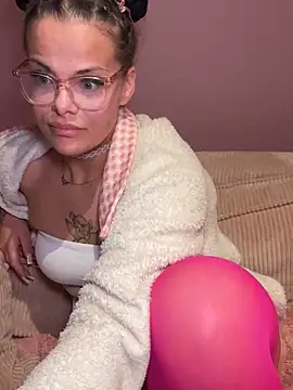 Snapshot of EmiliaSunx chatting on March 11, 8:37 pm EmiliaSunx online show from March 11, 8:37 pm