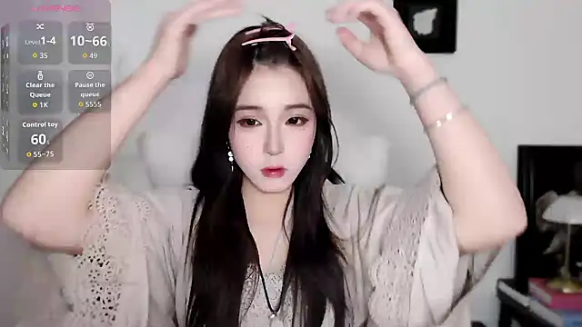 WQueen online show from March 18, 6:49 am