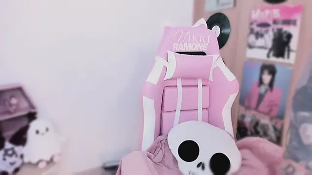 shes creepy online show from April 3, 10:13 am