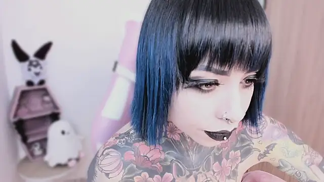 shes creepy online show from April 28, 7:02 am