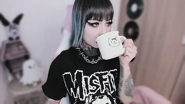 shes creepy online show from May 15, 5:58 am