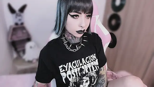 shes creepy online show from May 16, 6:32 am