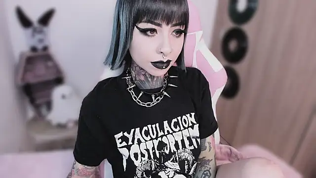 shes creepy online show from May 16, 6:43 am