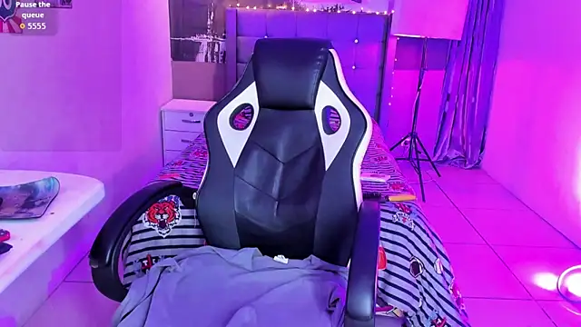 liam scoot  online show from April 1, 8:37 am