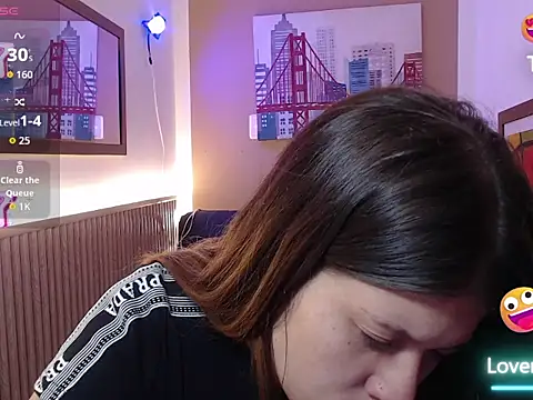 Moonna linnda online show from May 22, 2:01 pm