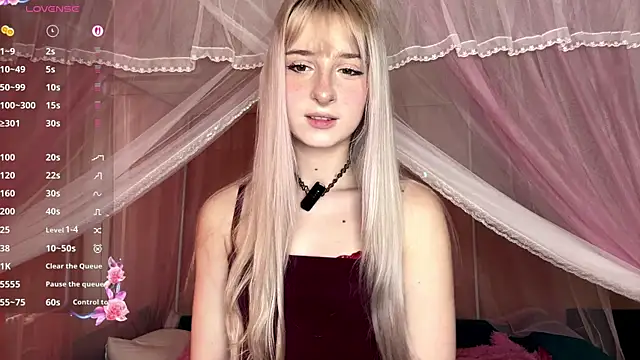 Snapshot of OnlyEva1 chatting on April 4, 8:01 am OnlyEva1 online show from April 4, 8:01 am