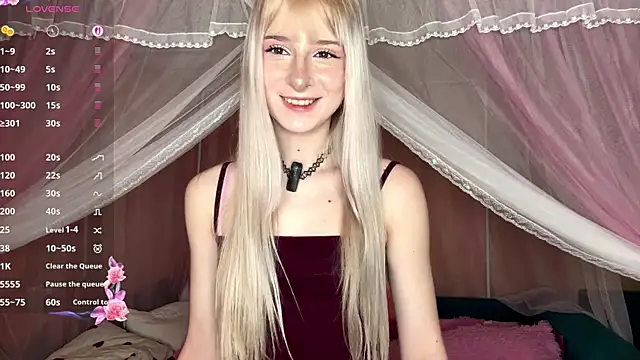 Snapshot of OnlyEva1 chatting on April 6, 8:26 am OnlyEva1 online show from April 6, 8:26 am