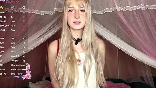 Snapshot of OnlyEva1 chatting on April 8, 8:03 am OnlyEva1 online show from April 8, 8:03 am