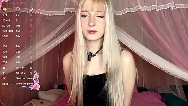 Snapshot of OnlyEva1 chatting on April 11, 7:35 am OnlyEva1 online show from April 11, 7:35 am