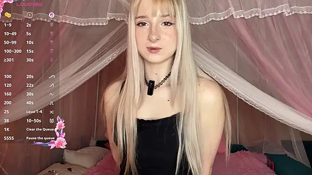 Snapshot of OnlyEva1 chatting on April 11, 7:45 am OnlyEva1 online show from April 11, 7:45 am