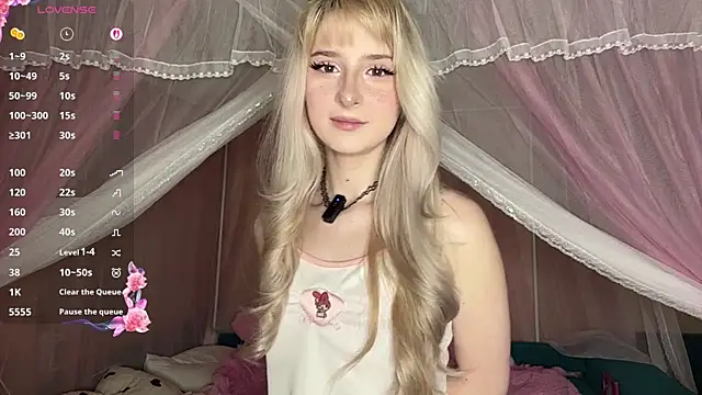 Snapshot of OnlyEva1 chatting on April 14, 10:10 am OnlyEva1 online show from April 14, 10:10 am