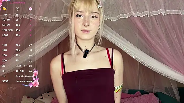 Snapshot of OnlyEva1 chatting on April 17, 8:17 am OnlyEva1 online show from April 17, 8:17 am