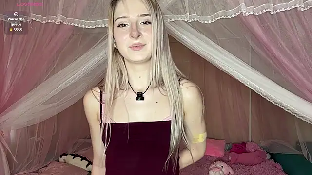 Snapshot of OnlyEva1 chatting on May 4, 8:10 am OnlyEva1 online show from May 4, 8:10 am
