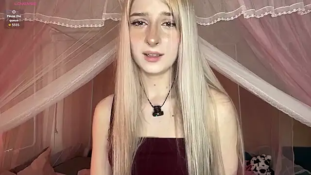 Snapshot of OnlyEva1 chatting on May 20, 9:26 am OnlyEva1 online show from May 20, 9:26 am