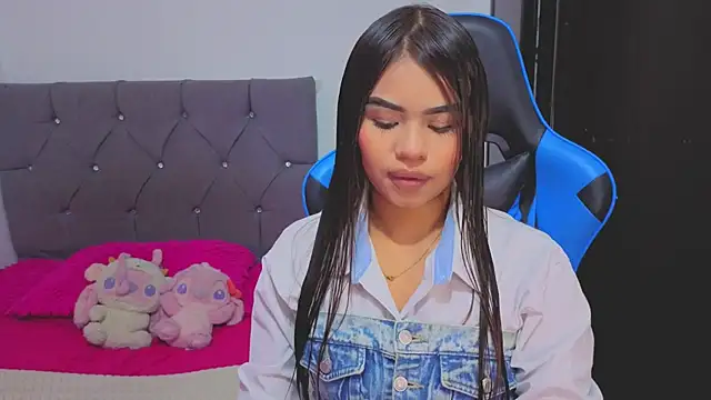 Snapshot of Roxan_Luxe chatting on March 29, 1:05 am Roxan Luxe online show from March 29, 1:05 am