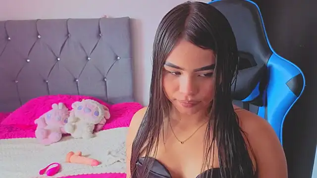 Snapshot of Roxan_Luxe chatting on April 5, 8:28 pm Roxan Luxe online show from April 5, 8:28 pm