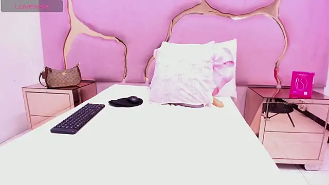 LaurendPink online show from April 1, 1:41 pm