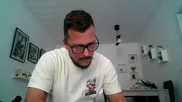 Snapshot of yanick931 chatting on April 7, 11:21 am yanick931 online show from April 7, 11:21 am
