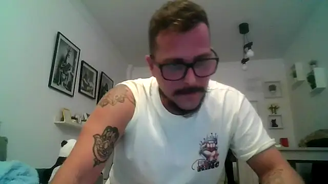 Snapshot of yanick931 chatting on April 9, 11:43 pm yanick931 online show from April 9, 11:43 pm