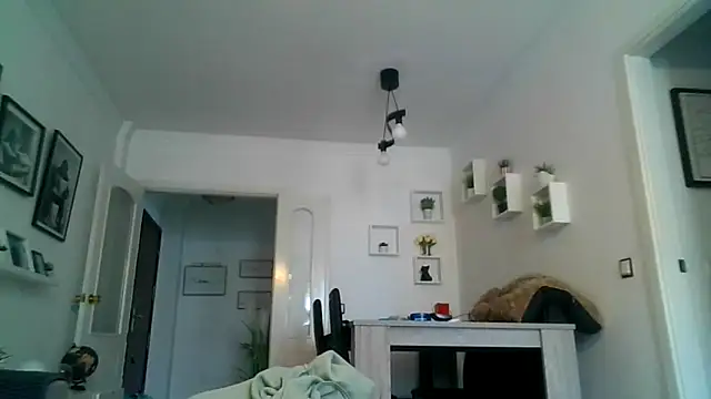 Snapshot of yanick931 chatting on April 13, 4:23 pm yanick931 online show from April 13, 4:23 pm