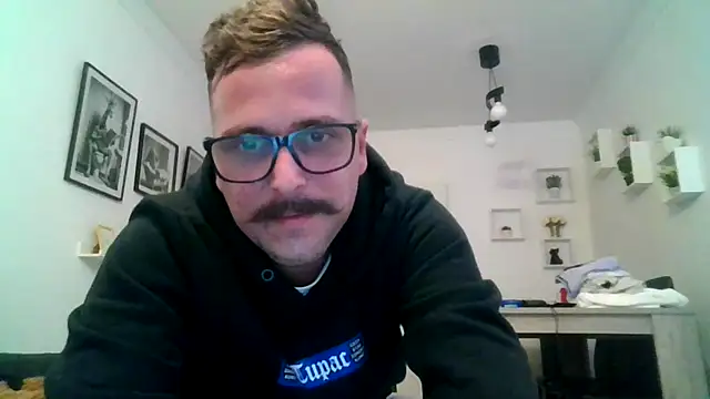 Snapshot of yanick931 chatting on April 14, 11:00 pm yanick931 online show from April 14, 11:00 pm