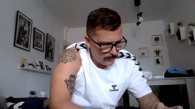 Snapshot of yanick931 chatting on April 23, 10:47 am yanick931 online show from April 23, 10:47 am