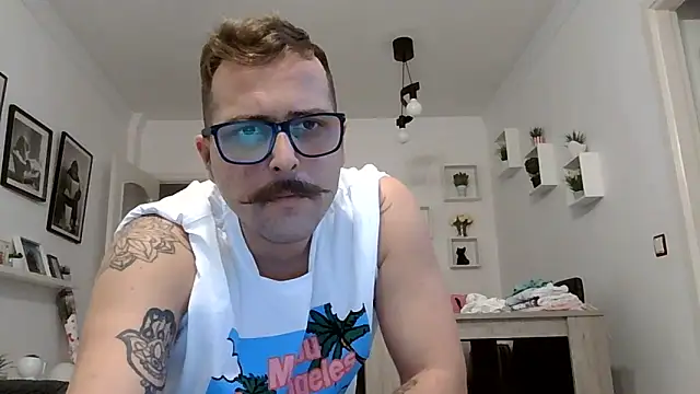 Snapshot of yanick931 chatting on May 10, 11:32 pm yanick931 online show from May 10, 11:32 pm