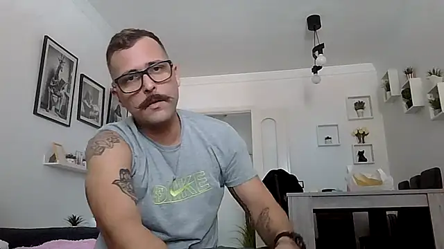 Snapshot of yanick931 chatting on May 14, 2:13 pm yanick931 online show from May 14, 2:13 pm