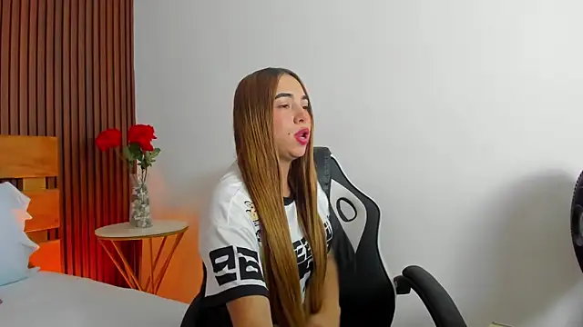 Snapshot of alaia05 chatting on March 31, 2:28 pm alaia05 online show from March 31, 2:28 pm