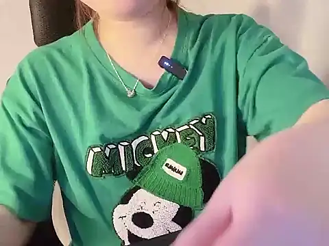 Snapshot of hunhun122 chatting on April 2, 7:44 pm hunhun122 online show from April 2, 7:44 pm