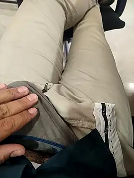 Snapshot of akklfbbdb chatting on April 4, 8:23 am akklfbbdb online show from April 4, 8:23 am