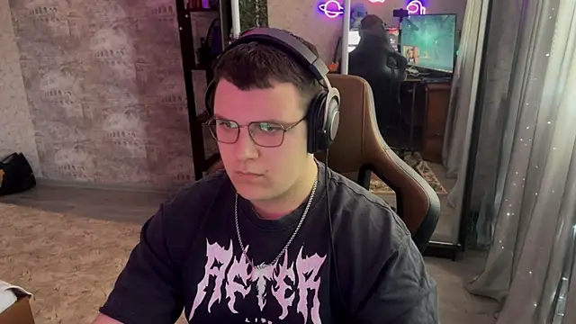 Snapshot of EricKnight1 chatting on March 11, 12:00 pm EricKnight1 online show from March 11, 12:00 pm