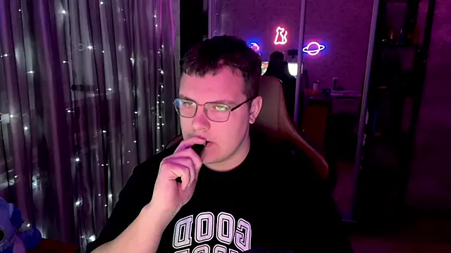 Snapshot of EricKnight1 chatting on March 19, 7:40 pm EricKnight1 online show from March 19, 7:40 pm