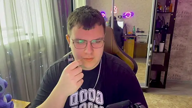 Snapshot of EricKnight1 chatting on March 21, 9:58 am EricKnight1 online show from March 21, 9:58 am