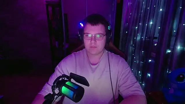 Snapshot of EricKnight1 chatting on March 21, 10:13 pm EricKnight1 online show from March 21, 10:13 pm