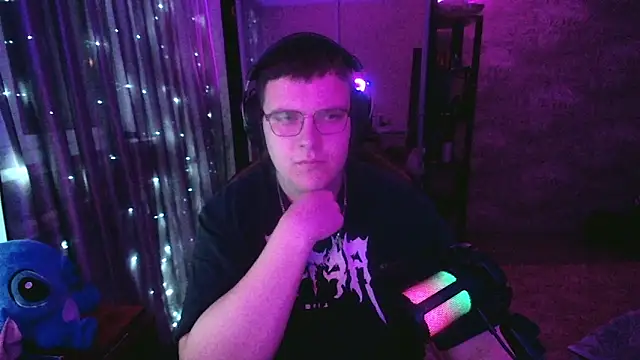 Snapshot of EricKnight1 chatting on March 25, 1:11 am EricKnight1 online show from March 25, 1:11 am