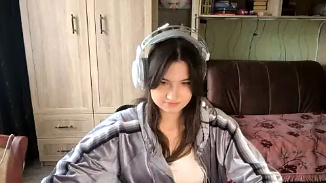 Snapshot of MiryDeni chatting on April 1, 1:41 pm MiryDeni online show from April 1, 1:41 pm