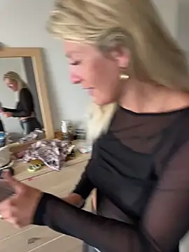 Snapshot of AtomBlondy chatting on May 15, 6:09 am AtomBlondy online show from May 15, 6:09 am