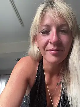 Snapshot of AtomBlondy chatting on May 20, 5:24 am AtomBlondy online show from May 20, 5:24 am