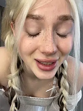 KittiLin online show from April 4, 8:50 pm