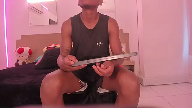 Snapshot of Ebony_N_Blonde chatting on March 24, 7:52 pm Ebony N Blonde online show from March 24, 7:52 pm