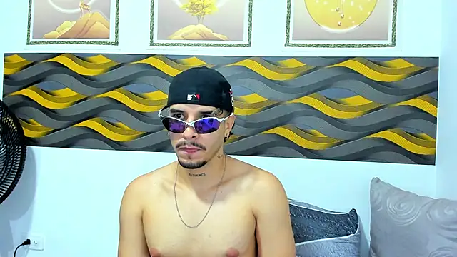 Snapshot of Leon_Hotx chatting on April 1, 7:33 pm Leon Hotx online show from April 1, 7:33 pm