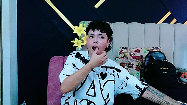 Snapshot of NikiEvanz chatting on May 15, 7:32 pm NikiEvanz online show from May 15, 7:32 pm