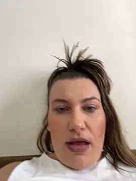 Snapshot of SweetCurvess chatting on March 15, 12:44 pm SweetCurvess online show from March 15, 12:44 pm