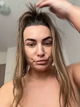 Snapshot of SweetCurvess chatting on April 1, 3:20 pm SweetCurvess online show from April 1, 3:20 pm