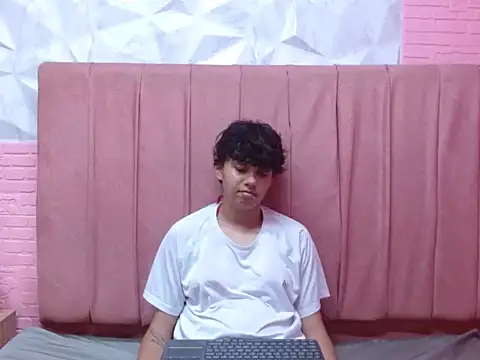 Snapshot of mauren_icarus chatting on March 26, 7:19 pm mauren icarus online show from March 26, 7:19 pm